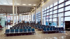 Reasonable arrangement of the relationship between the airport lounge chairs and the airport