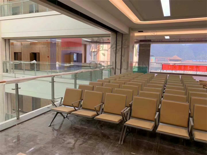 Worried about getting wet in airport chairs? You can do this.(图1)